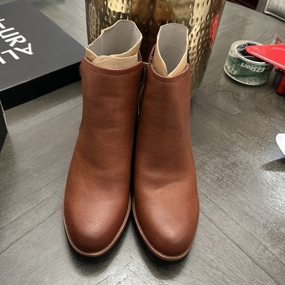 NATURALIZER Madalynn-Gore Lug Sole Booties - Picture 6 of 14